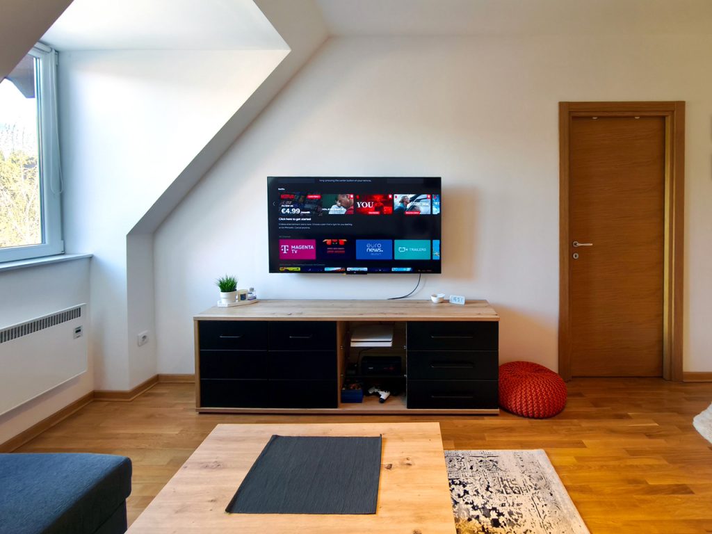 Dnevna soba sa 55 inča TV-om