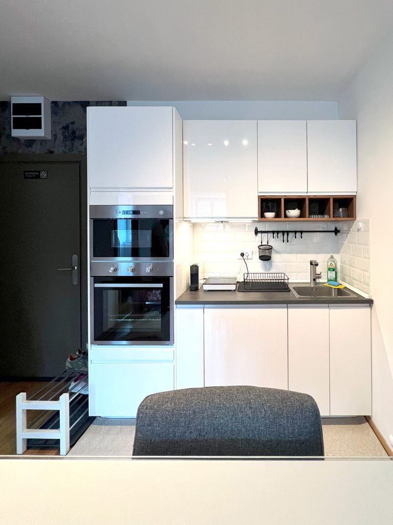 Kuhinja sa frižiderom, rernom i mikrotalasnom