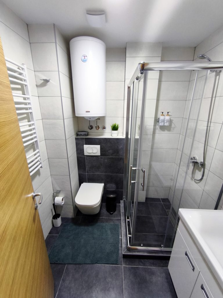 Tuš kabina u kupatilu sa podnim grejanjem