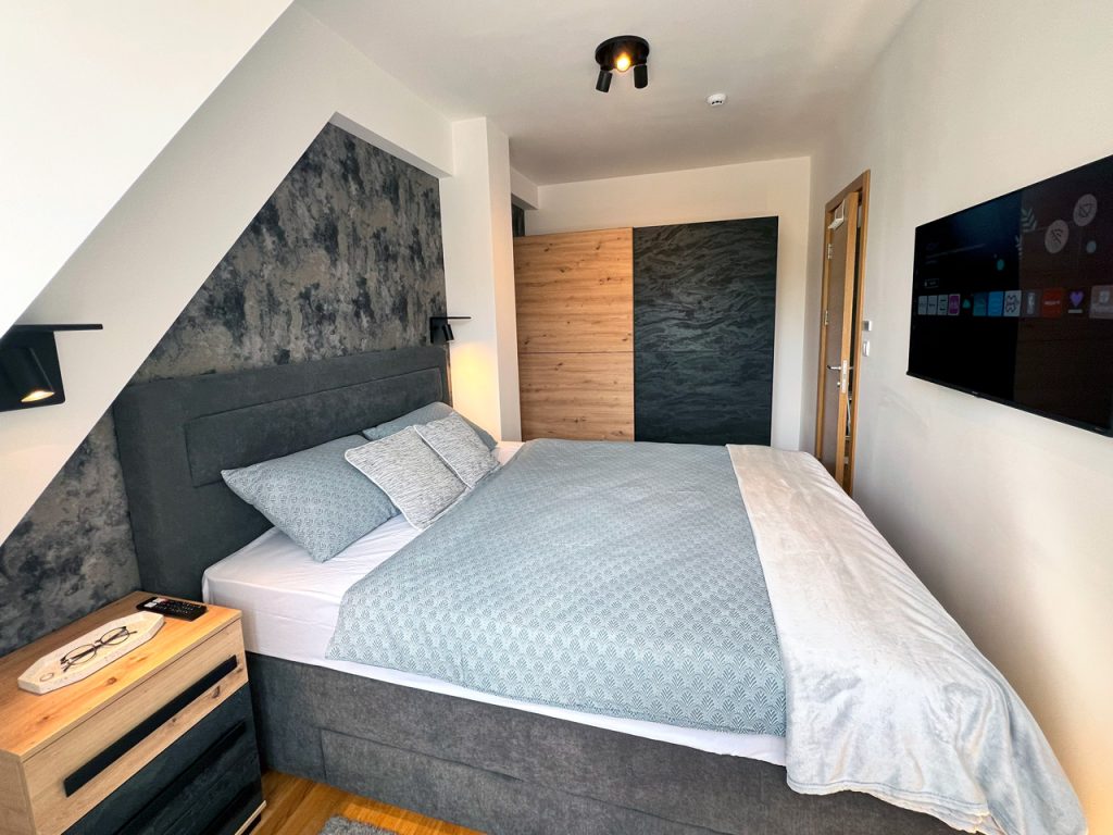 Spavaća soba sa TV-om i ormanom